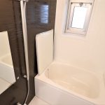浴室。全身浴のくつろぎ感を重視した使いやすいデザインの浴槽。浴室床は水はけが良く、乾きやすい設計です。追い焚き機能、浴室換気乾燥機能付きで快適にお使い頂けます。
