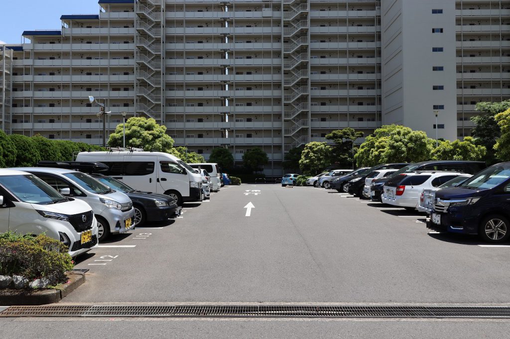 敷地内の平面駐車場の様子です。月額9000円。空き状況は随時にお問い合わせ下さい。来客用の駐車スペースもあるので安心です。
