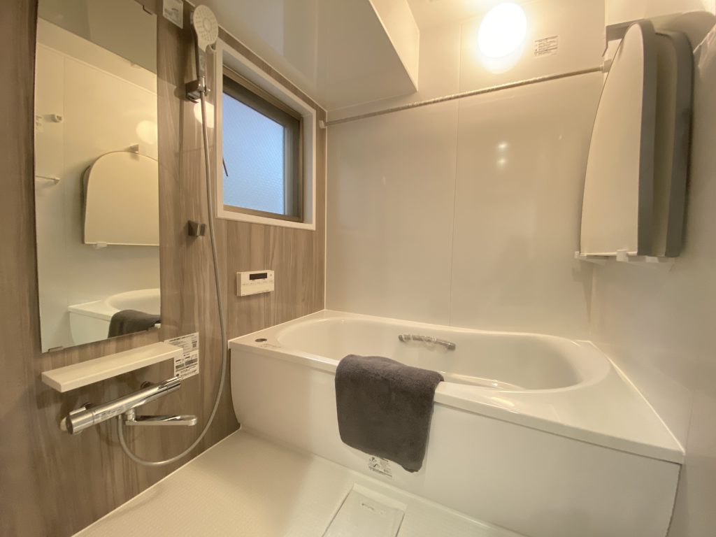 【浴室】寛げる浴室は、追炊き機能、浴室換気乾燥機能付きで快適なバスタイムをお過ごし頂けます。3方角住戸、4方に開口部あり。水回りの全てに窓があります。