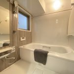 【浴室】寛げる浴室は、追炊き機能、浴室換気乾燥機能付きで快適なバスタイムをお過ごし頂けます。3方角住戸、4方に開口部あり。水回りの全てに窓があります。