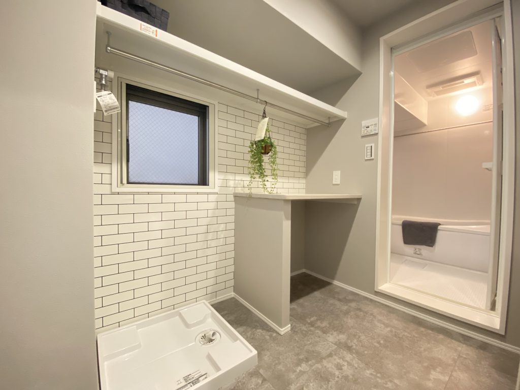 【家事スペース】洗面室の様子です。脱衣室もあるゆとりかる広さを確保してプランニングしております。室内洗濯機置き場にも窓がありますので、快適です。