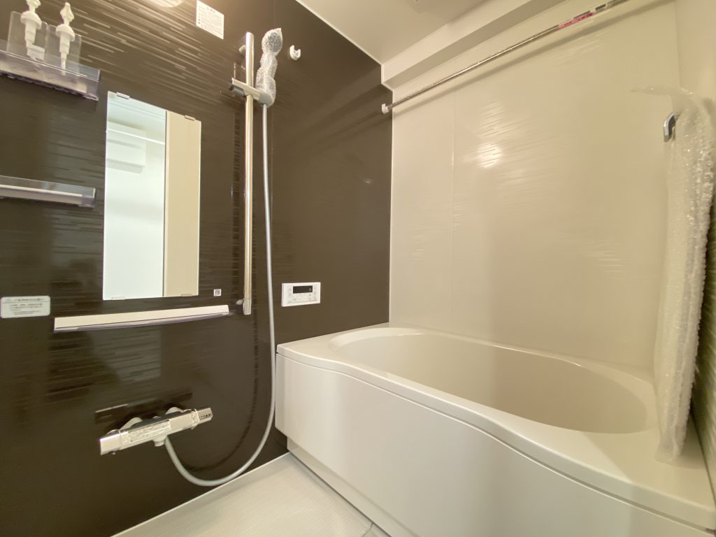 【浴室】寛げる浴室は、追炊き機能、浴室換気乾燥機能付きなので快適にお使い頂けます。