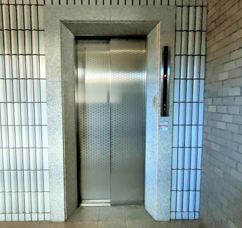エレベーターホールの様子です。