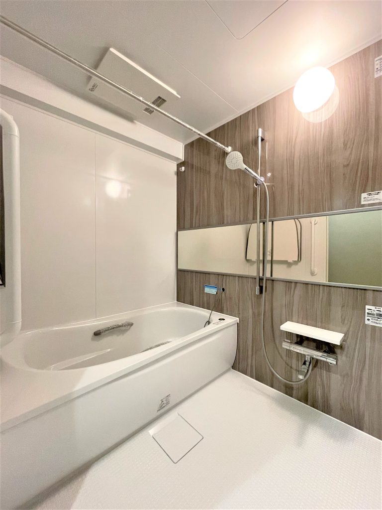 【浴室】寛げる浴室は、追い焚き機能、浴室換気乾燥機能付きで快適にお過ごし頂けます。