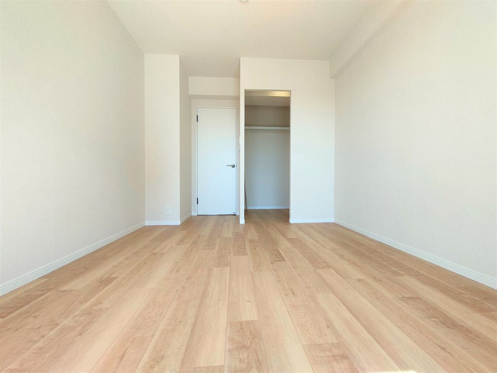 【洋室】明るいブラウンの床材が温かな印象の洋室です。美しい木目が特徴。
