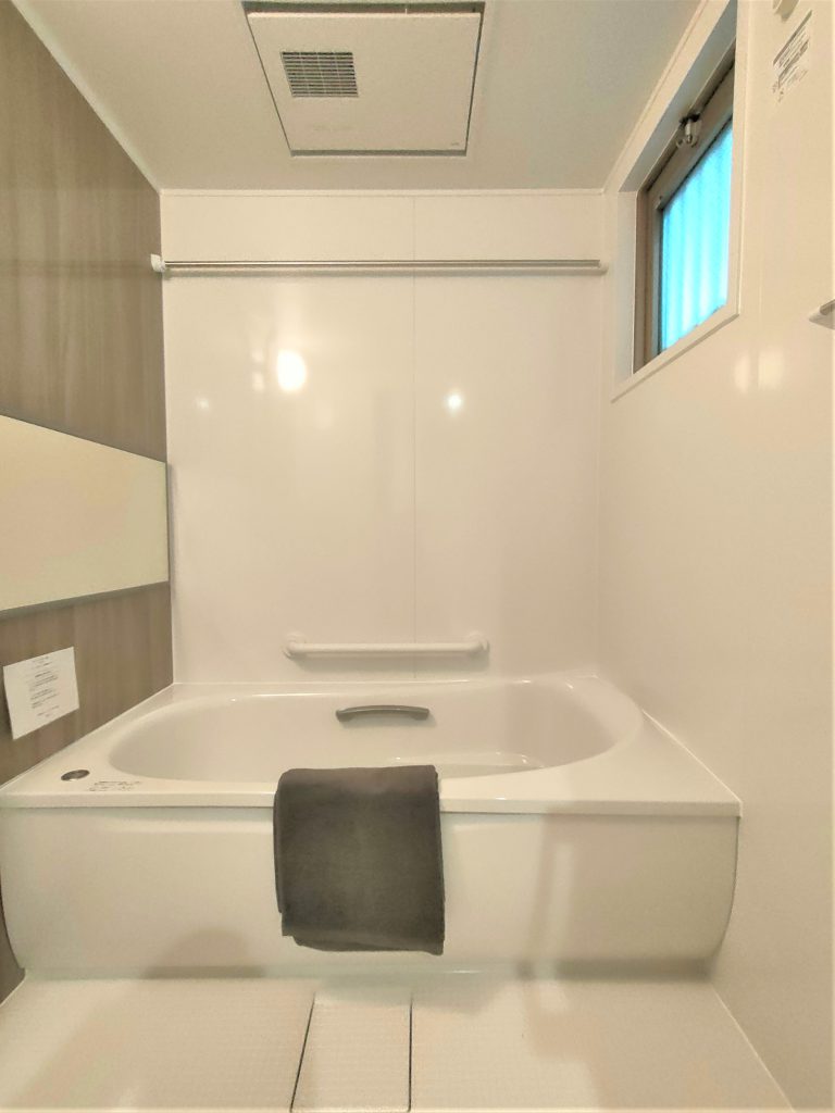 【浴室】清潔感のある浴室は、追炊き機能、浴室換気乾燥機能付きで快適にお使い頂けます。浴室には窓があります。