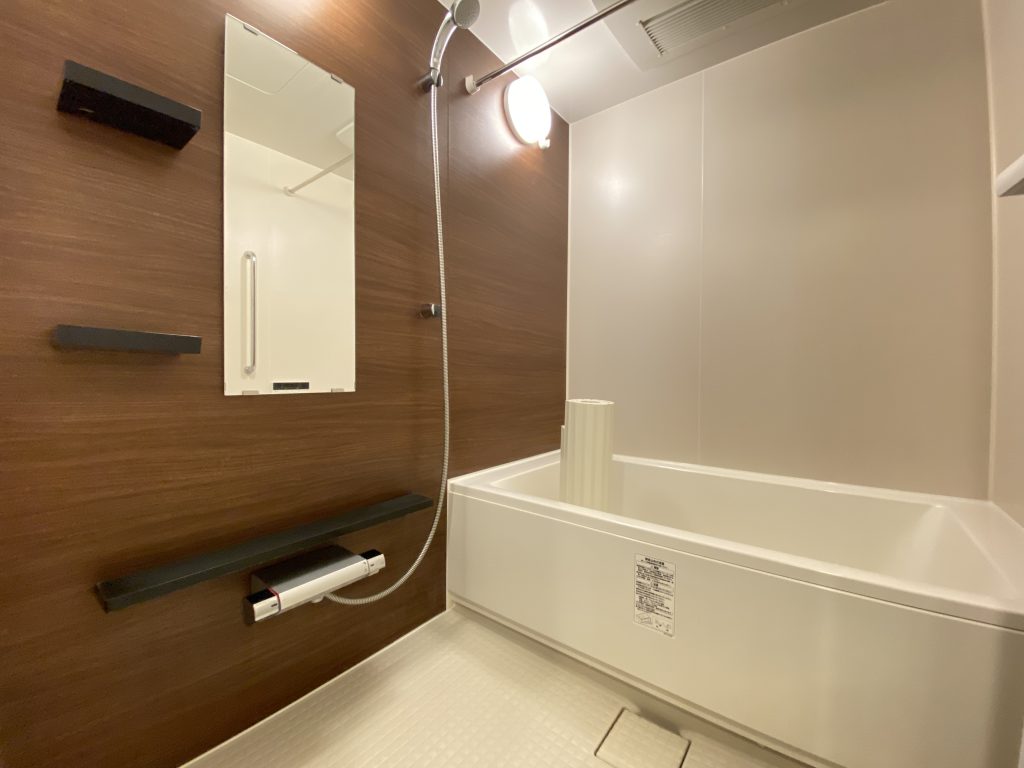 寛げる浴室は追い焚き機能、浴室換気乾燥機能付きで快適にお使いいただけます。衣類の乾燥だけでなく、冬場のヒートショックを予防したり、梅雨時の浴室のカビの発生を防ぐ効果もあります。