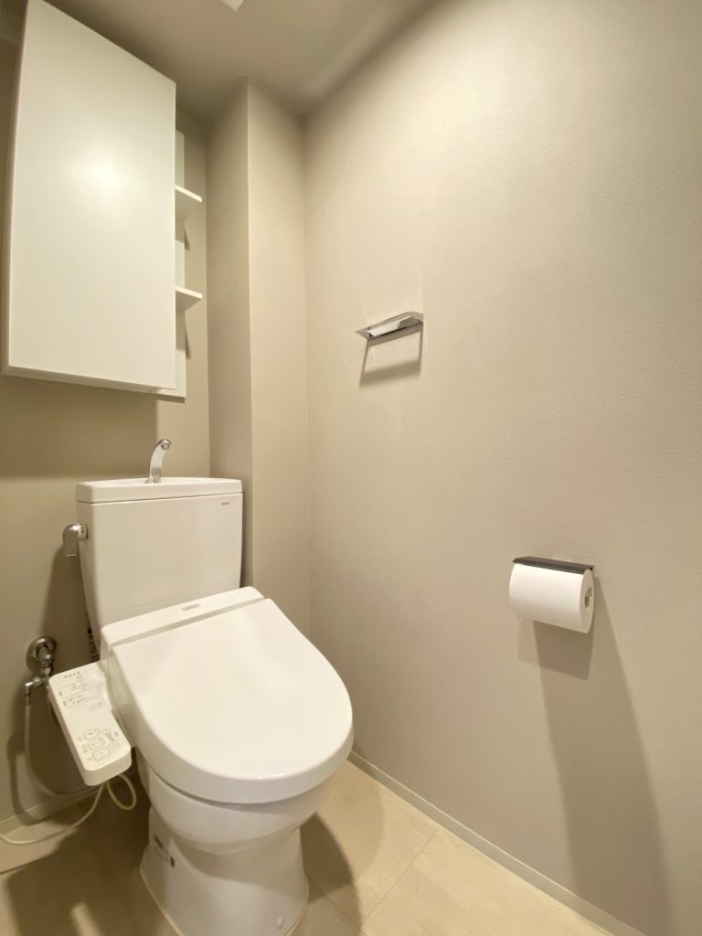 清潔感のあるトイレはウォシュレット一体型になっています。トイレ内にも便利な収納付きです。扉が付いているので、隠す収納ができます。