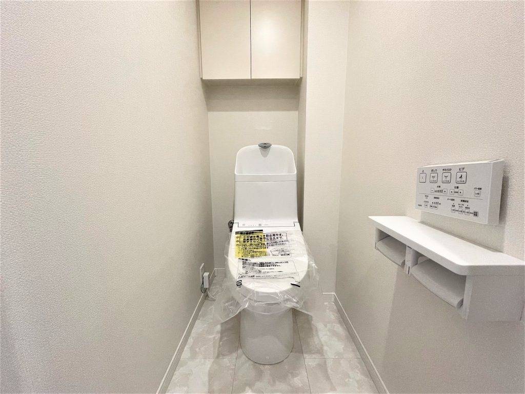 【トイレ】 ウォシュレット一体型のトイレ。汚れが付きにくくて、お掃除がしやすいフチなし形状bの便器を採用。シンプルなデザインで快適にお使い頂けます。