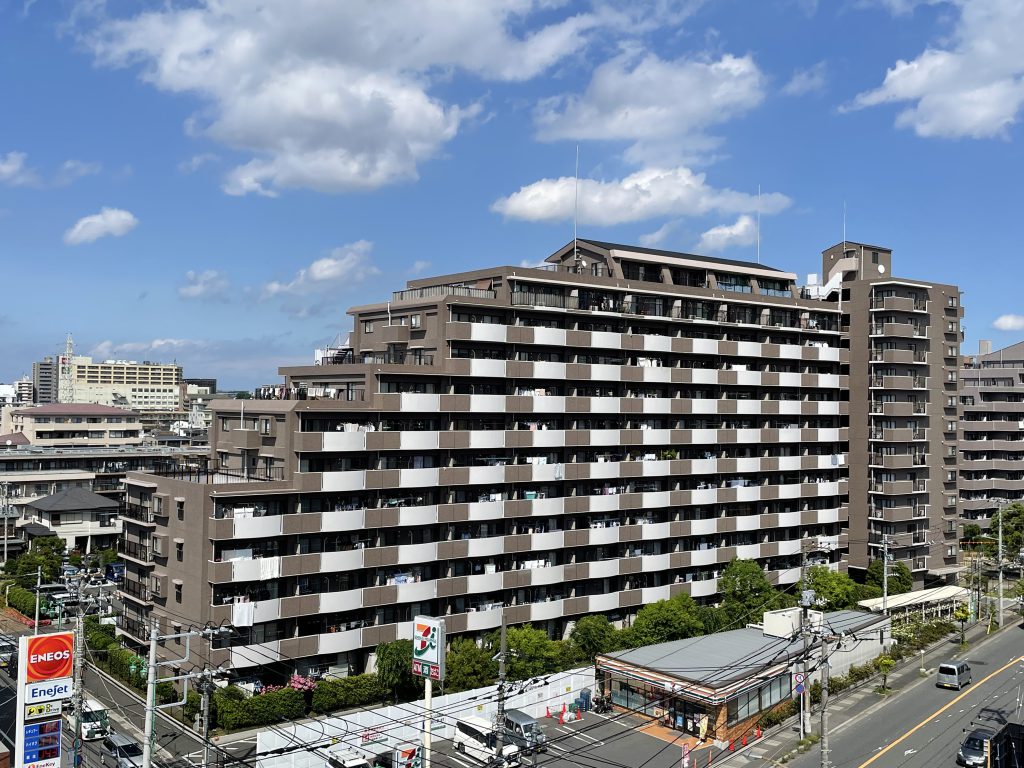【外観】総武線「下総中山」駅と東京メトロ東西線「原木中山」駅をご利用できる立地のマンション。近くにコンビニエンスストアや商業施設が充実しています。