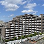 【外観】総武線「下総中山」駅と東京メトロ東西線「原木中山」駅をご利用できる立地のマンション。近くにコンビニエンスストアや商業施設が充実しています。