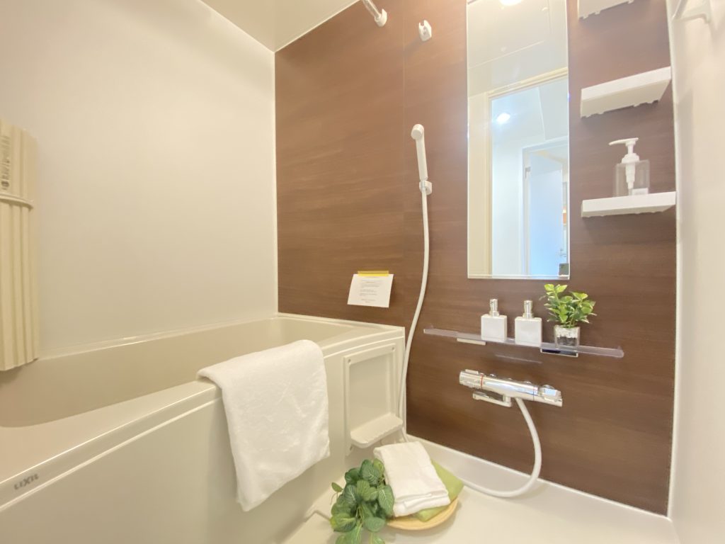 【浴室】 寛げる浴室は、追炊き機能、浴室換気乾燥機能付きなので快適にお使いいただけます。