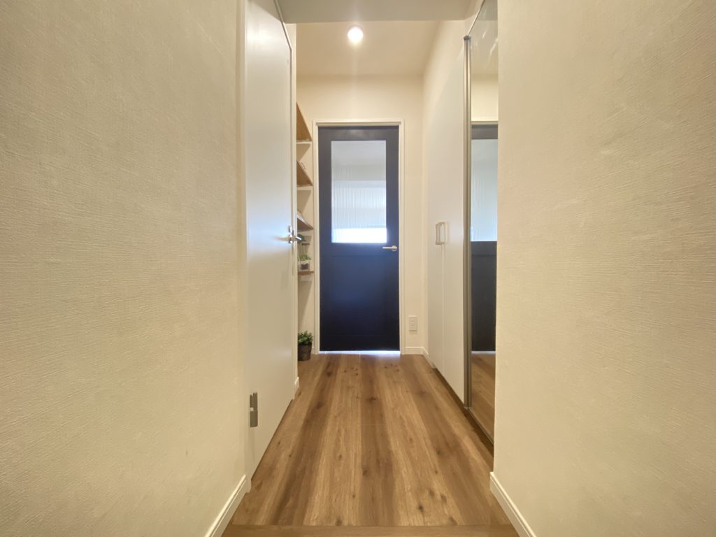 【室内廊下】 明るい室内廊下部分の様子。床材の杢目が素敵な印象です。