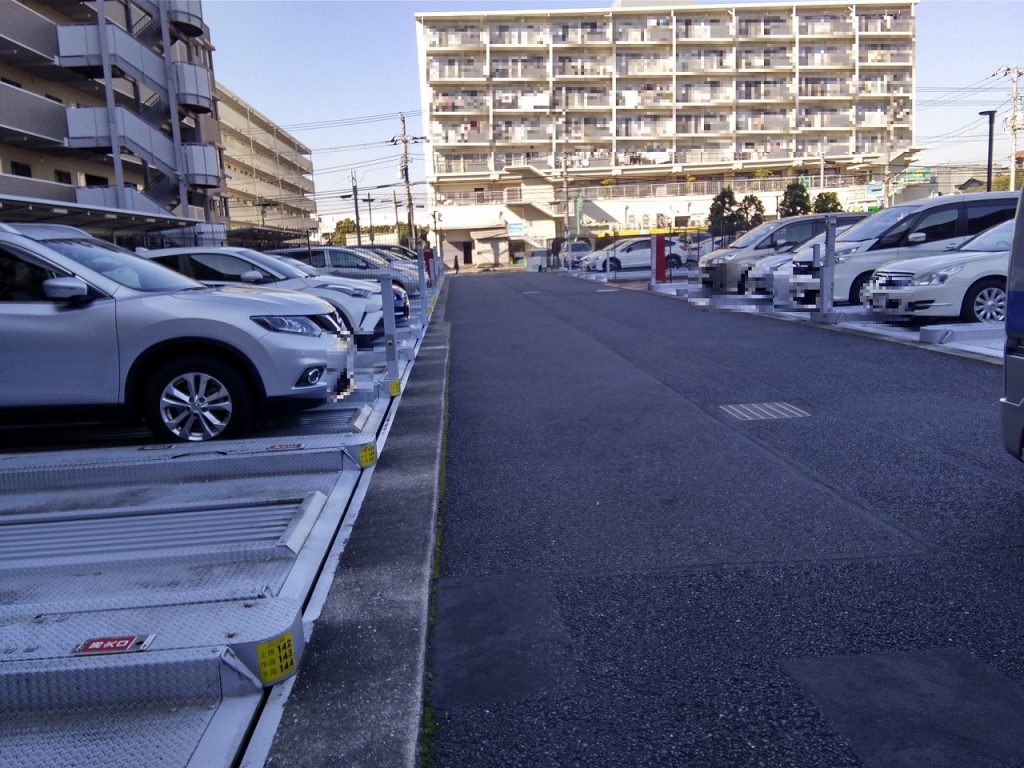 【駐車場】 敷地内駐車場の様子です。月額9000円～11000円。空き状況は随時お問合せ下さい。