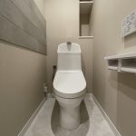 【トイレ】 ウォシュレット一体型の節水トイレ付き。壁面には、消臭機能と除湿機能のあるエコカラットを使用。見た目もおしゃれにこだわっています。