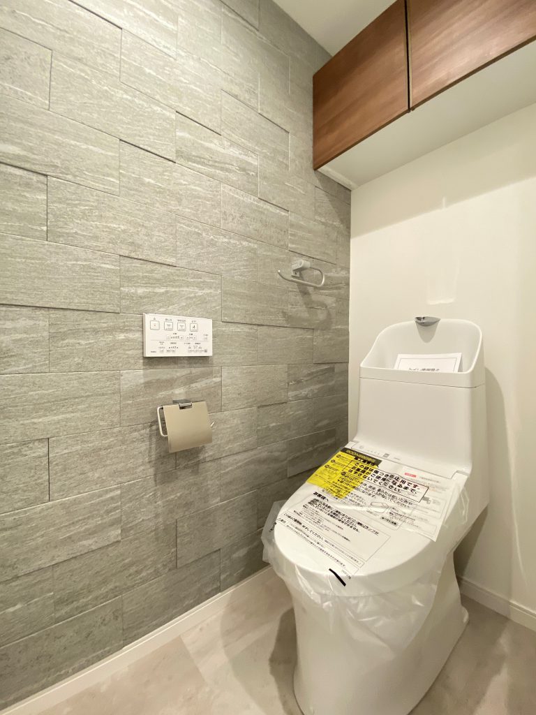 【トイレ】 清潔感のあるトイレはウォシュレット一体型になっています。壁面にはエコカラットを使用。ホテルのような仕様です。