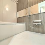 【浴室】 保温性の高い魔法瓶浴槽、お掃除が簡単なカラリ床等が備わっています。浴室換気乾燥機能付きなので、1年中、快適にお使いいただけます。