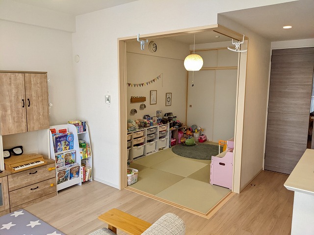 【和室】 リビングと繋がるフラットな設計の和室は約5.5帖。客間としてもお子様のお昼寝にも便利にお使いいただけます。