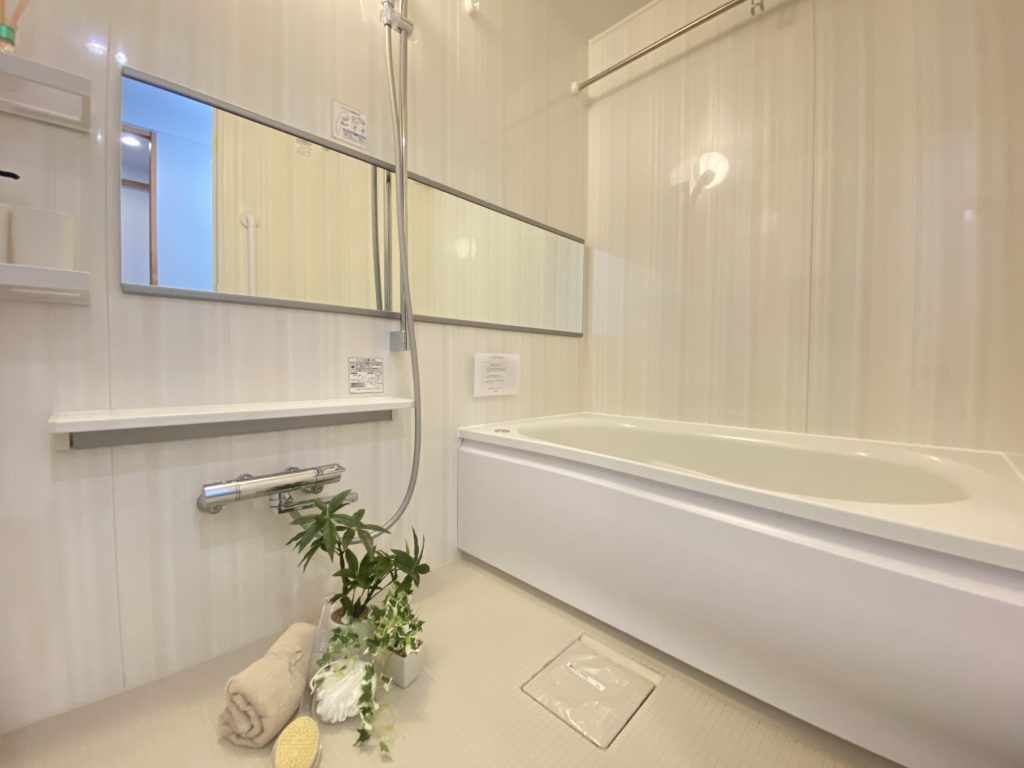 【浴室】 広いバスタブでリラックスできます。浴室換気乾燥機能付きなので、梅雨の季節も快適にお過ごしいただけます。