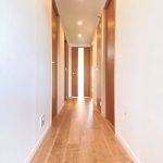 【室内廊下】 明るいブラウンで床材と建具を統一。優しい印象の室内空間です。