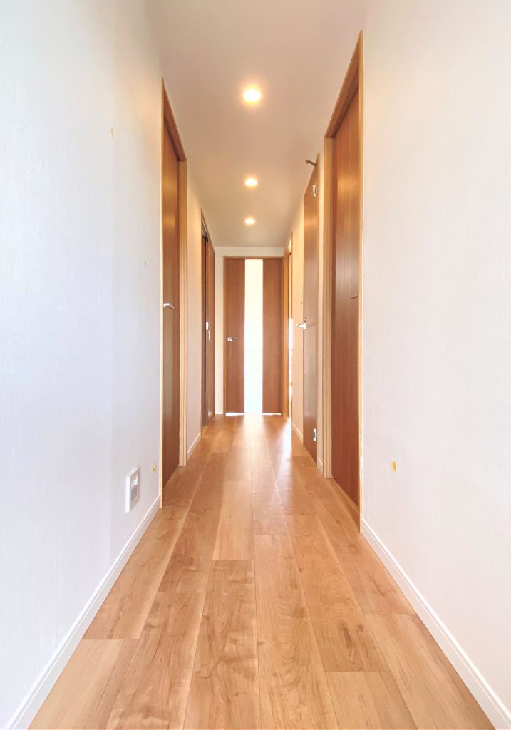 【室内廊下】 明るいブラウンで床材と建具を統一。優しい印象の室内空間です。