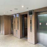 【エレベーター】 エレベーターホールの様子。広いスペースが確保されていますので、ベビーカーでも安心です。