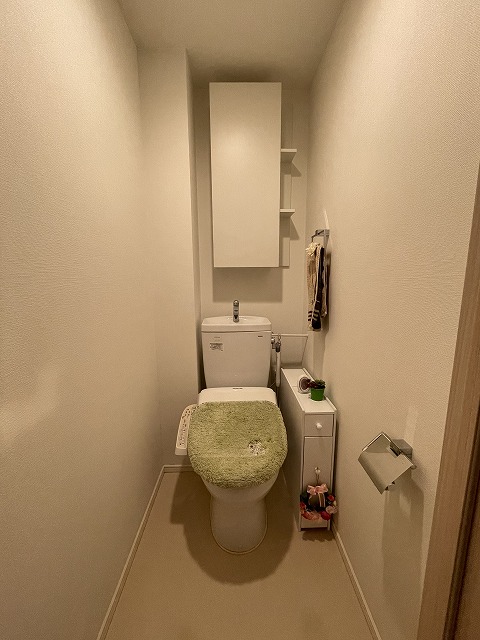 【トイレ】 トイレ内にも収納があるので便利です。