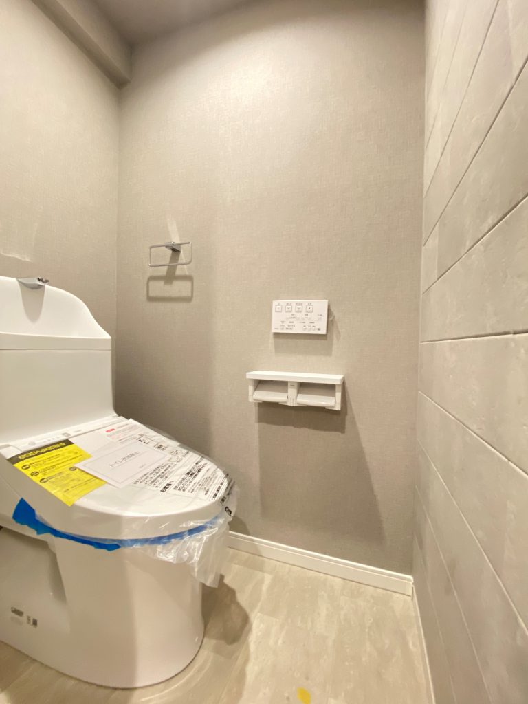 【トイレ】 清潔感のあるトイレはウォシュレット一体型になっています。壁面にはエコカラットを使用しているので、消臭効果もあります。