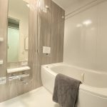 【浴室】 寛げる浴室は、浴室換気乾燥機能付きなので快適にお使いいただけます。