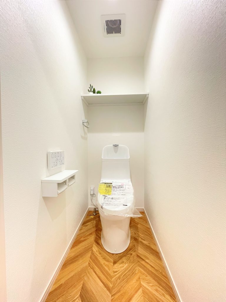 【トイレ】 清潔感のあるトイレはウォシュレト一体になっています。