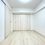 【洋室】 大型のクローゼットがある洋室。美しい木目の床材とホワイトのクロスが爽やかな印象の洋室です。