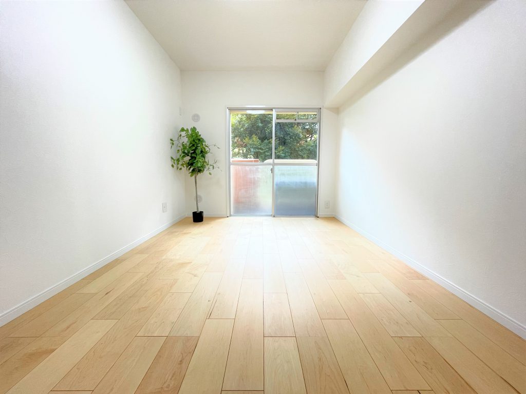 【洋室】 リビングだけでなく居室の床材も天然木のハードメープル材を使用しています。「抗ウイルス」「抗菌」性能の高い床材なので、住まいの床を衛生的に保ちます。