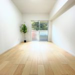 【洋室】 リビングだけでなく居室の床材も天然木のハードメープル材を使用しています。「抗ウイルス」「抗菌」性能の高い床材なので、住まいの床を衛生的に保ちます。