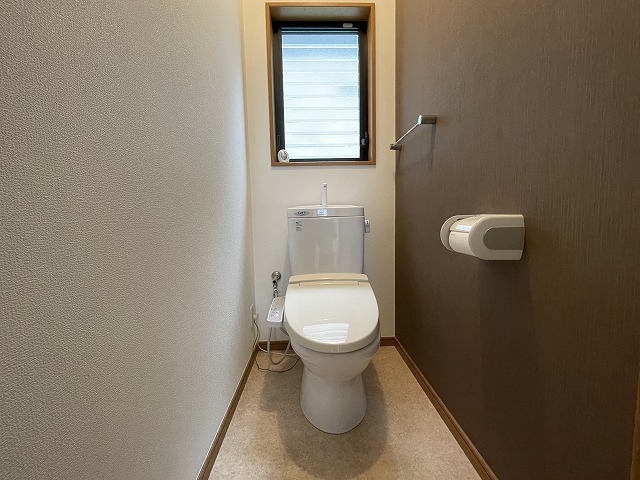 【トイレ】 アクセントクロスがおしゃれな内装のトイレ。ウォシュレット付きです。