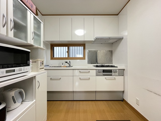【キッチン】 2018年2月にキッチン交換済みです。ホワイトで統一された明るい空間。収納もたくさんあります。
