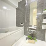 【浴室】 くつろげる浴室は追い炊き機能、浴室換気乾燥機能が付いているので、快適にお使いいただけます。
