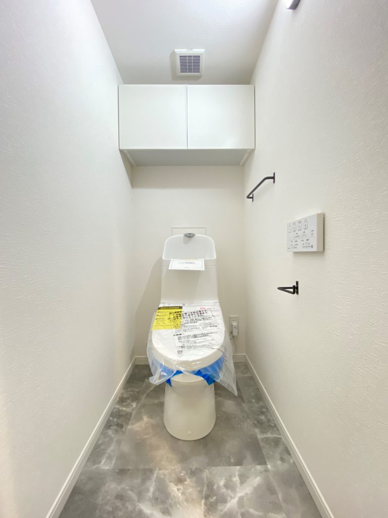 【トイレ】 清潔感のあるトイレはウォシュレット一体型です。