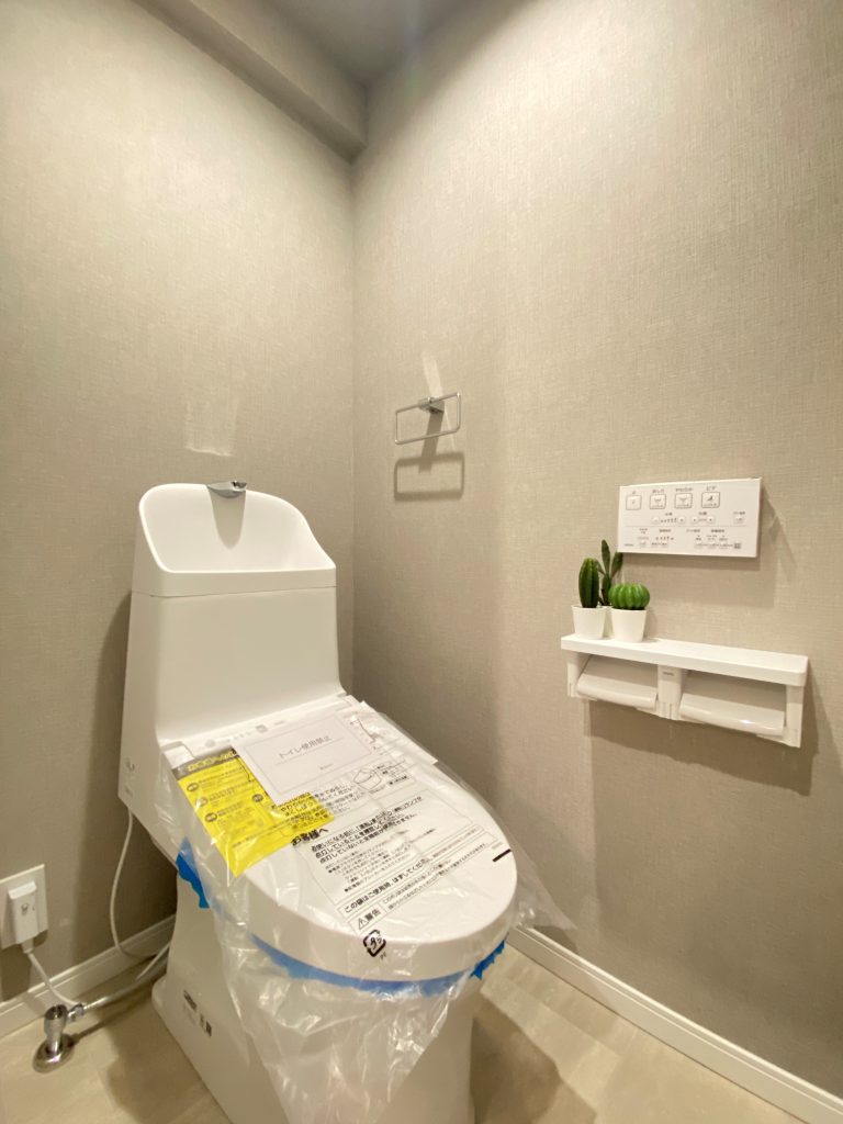 【トイレ】 清潔感のあるトイレはウォシュレット一体型になっています。