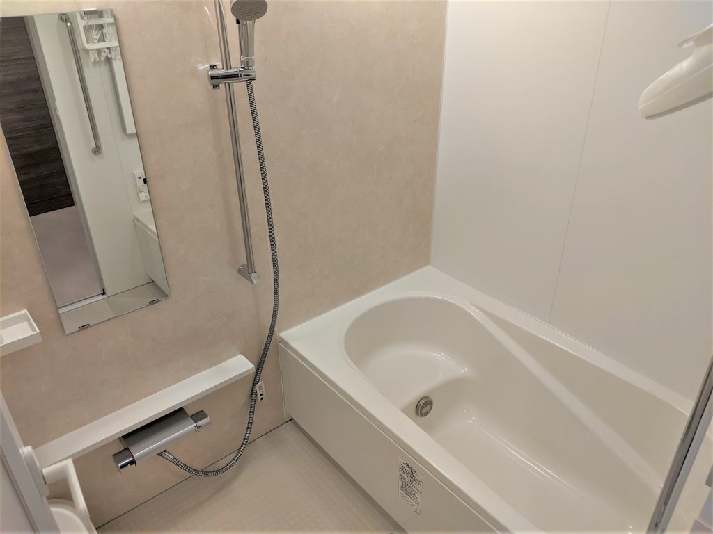 【浴室】 寛げる浴室は、追い炊き機能、浴室換気乾燥機能付きで快適にお使いいただけます。浴槽は半身浴ができるタイプ。ゆったりとしたバスタイムが過ごせます。