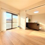 【リビング】 LDKは13.5帖の広さがあります。洋室が隣接する間取りなので引き戸を開けると大空間が広がります。日当たり良好。バルコニーからの眺望も良好です。