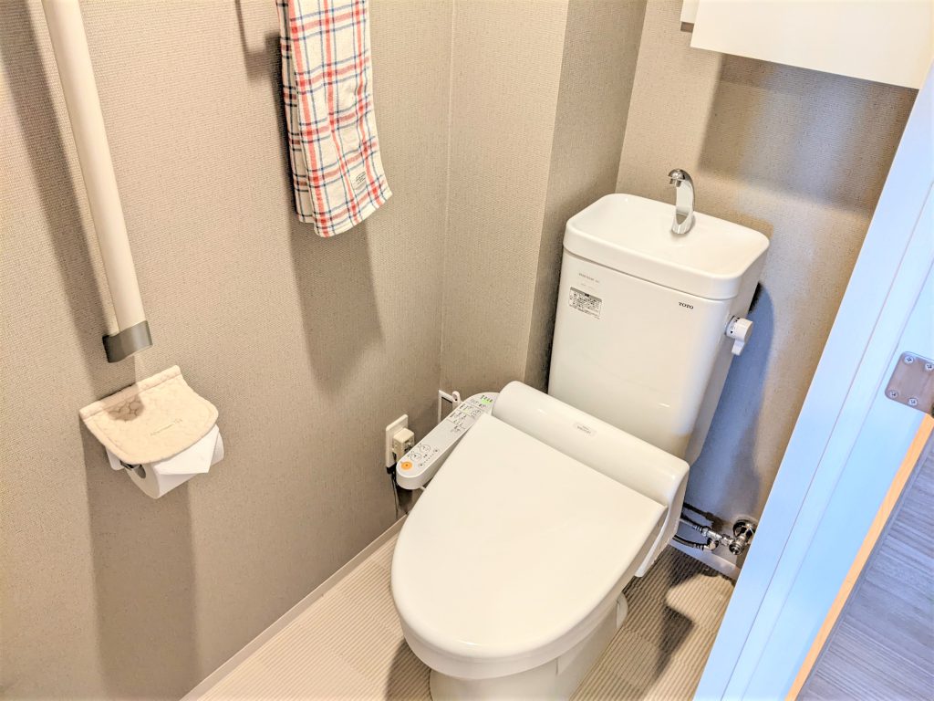 【トイレ】 清潔感のあるトイレはウォシュレット一体になっています。