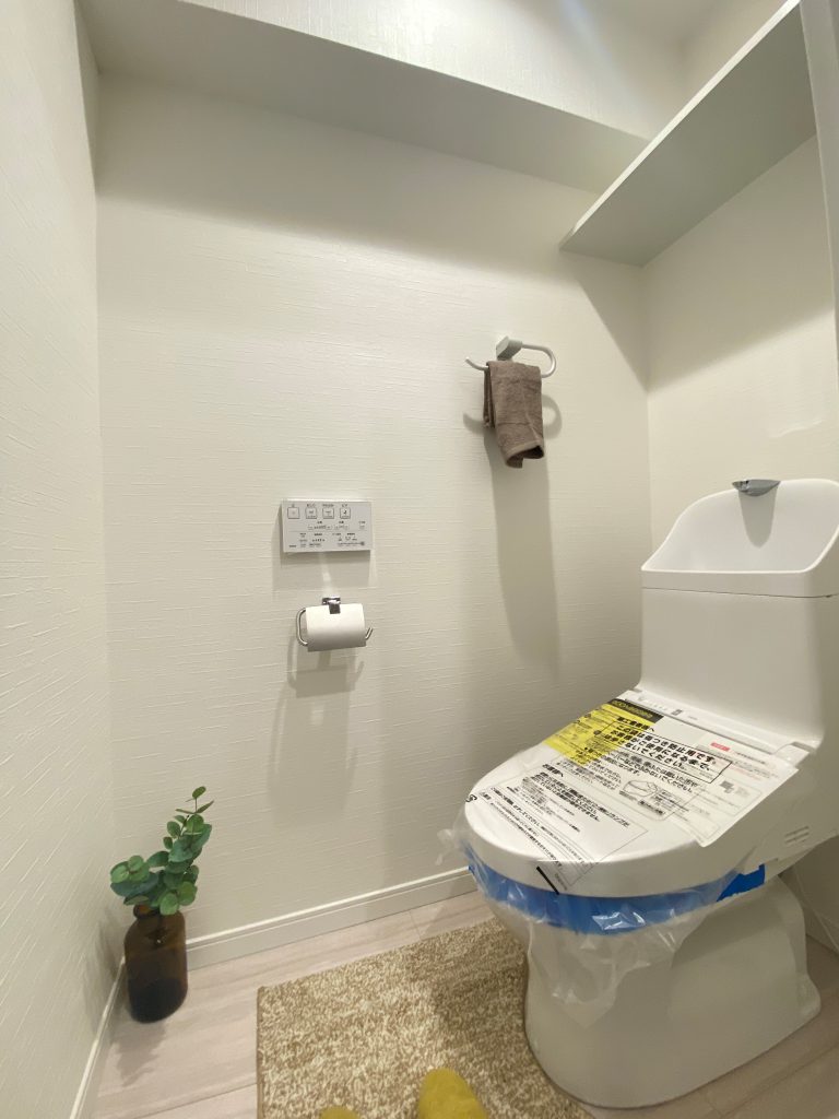 【トイレ】 清潔感のあるトイレはウォシュレト一体型になっています。棚板収納付きなので便利です。