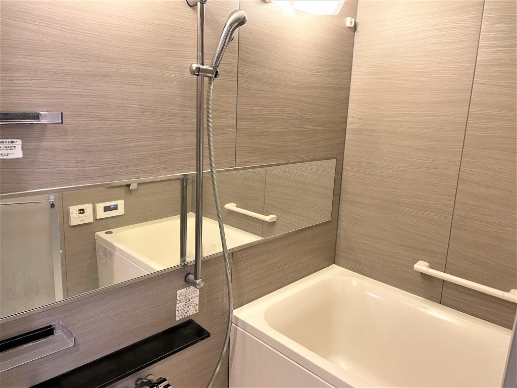 【浴室】寛げる浴室は、追い炊き機能、浴室換気乾燥機能付きで快適なバスタイムをお過ごしいただけまます。水回りも綺麗にお使いです。