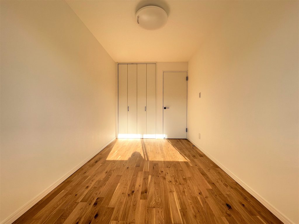【洋室】 LDKと洋室の床材は天然木のオーク材の突板を使用。天然木の美しい杢目と木肌の心地よさを現地でご確認下さい。お問い合わせをお待ちしております。