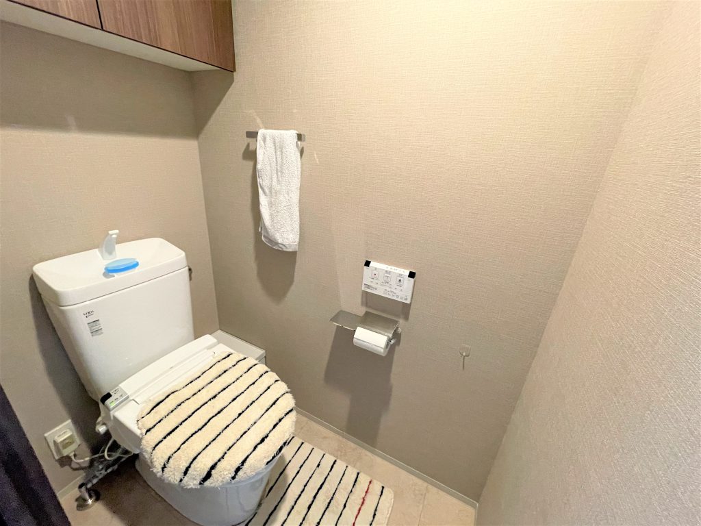 【トイレ】トイレ内に収納付きなので、トイレットペーパー等の備品を置いておけます。