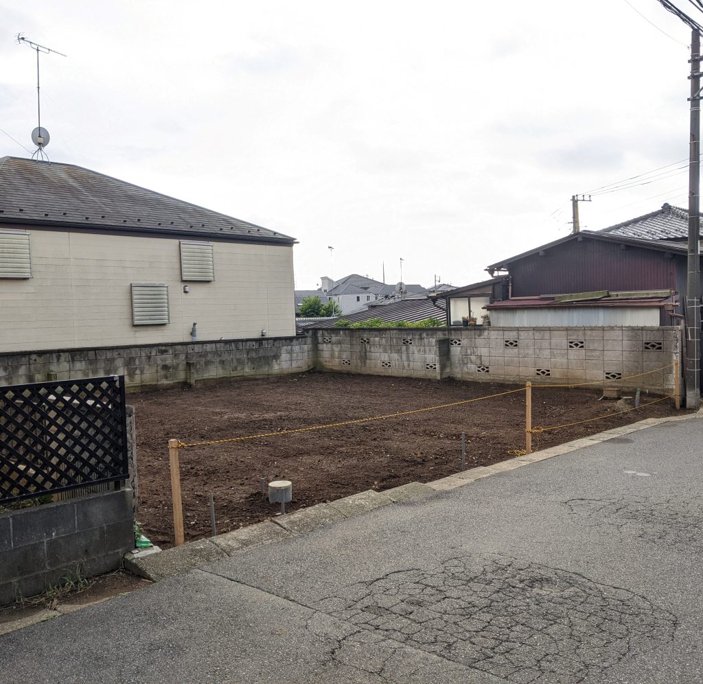 【現地写真】 広島建設の建築条件付き売地。北西側の前面道路は5.4ｍ公道、36.90坪の広さがあります。小中学校は徒歩圏内、スーパーもあり便利な住環境です。お問い合わせをお待ちしております。