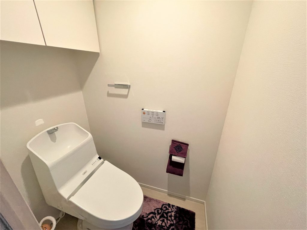 【トイレ】清潔感のあるトイレは、タンク一体型温水洗浄便座仕様。トイレ内に扉付きの収納があるので、トイレットペーパー等、隠す収納が可能です。