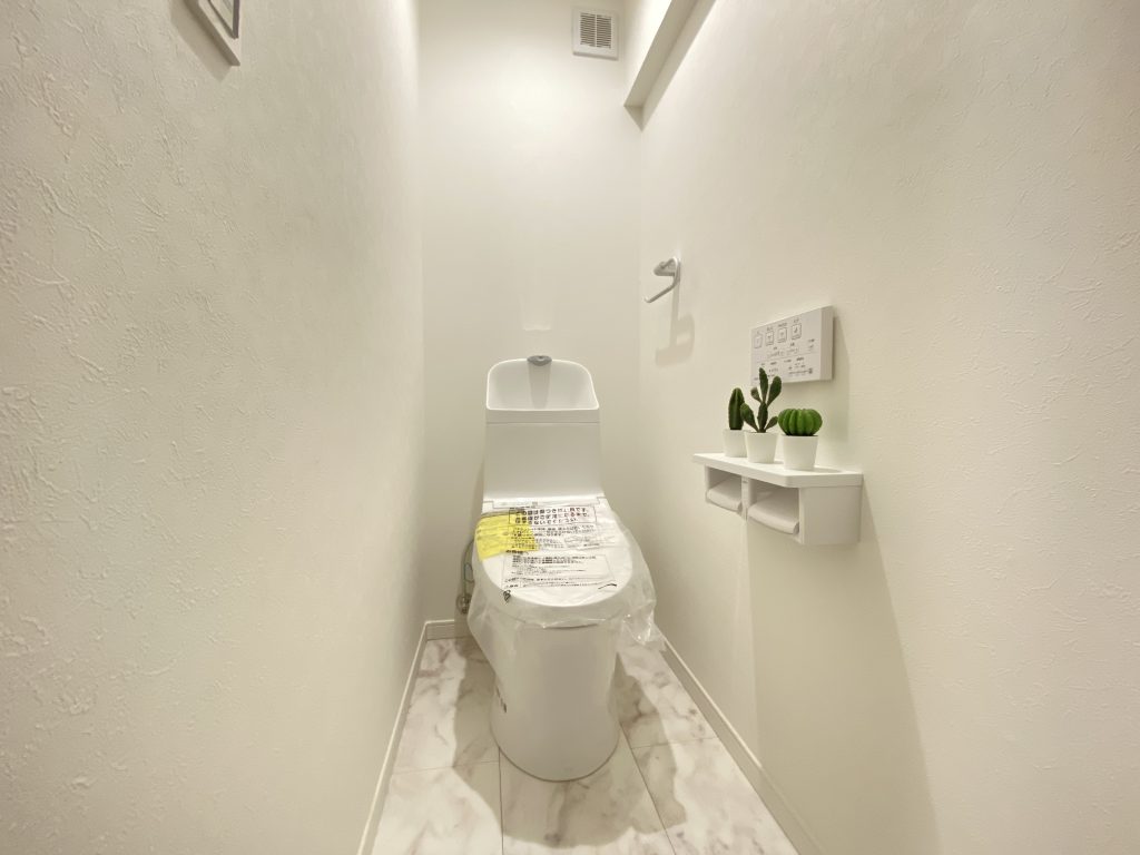 【トイレ】清潔感のあるトイレは、ウォシュレト一体型になています。