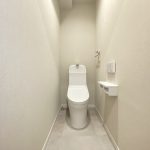 【トイレ】 清潔感のあるトイレはウォシュレト一体型になっています。