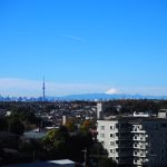 【眺望】昼間のバルコニーからの眺望。スカイツリーと富士山が見えます。解放感のある美しい景色を現地でご覧ください。